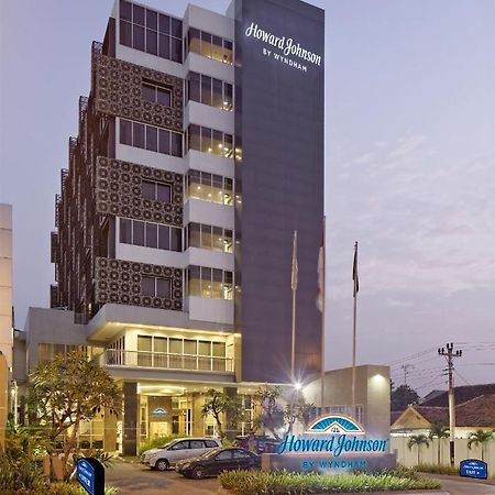 Howard Johnson By Wyndham Пекалонган Екстериор снимка